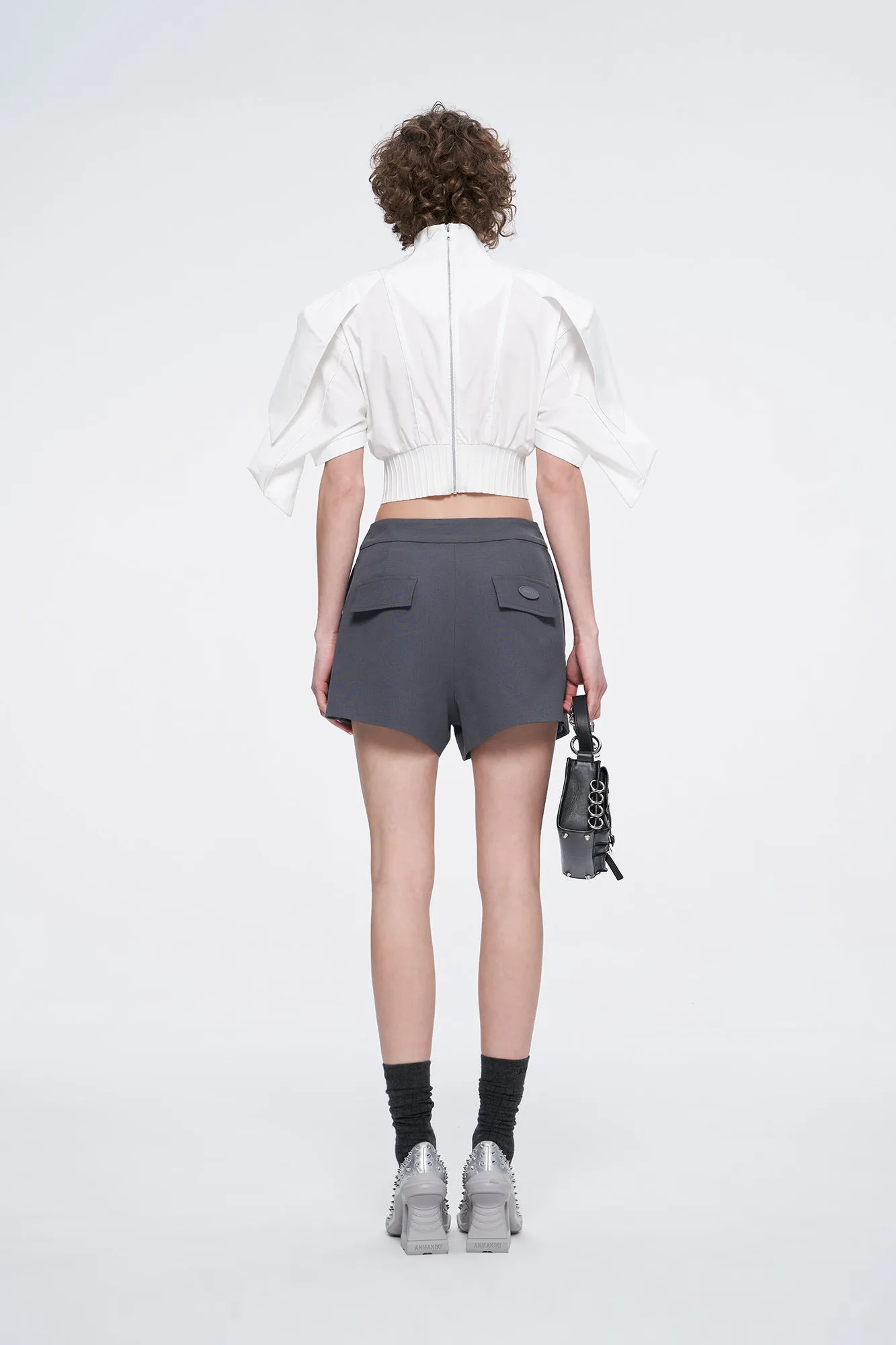 Flying piece swinging shorts